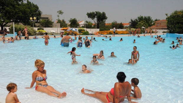 Usuarios de Piscinas Jerez, objeto de la polémica