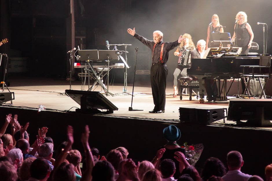 Charles Aznavour durante el concierto en Starlite