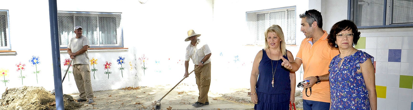 Mamen Sánchez y Carmen Collado visitando las obras del CEIP Federico Mayo