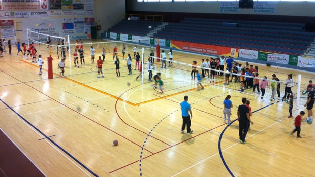 Deportistas participan en una exhibición de balonmano / ABC