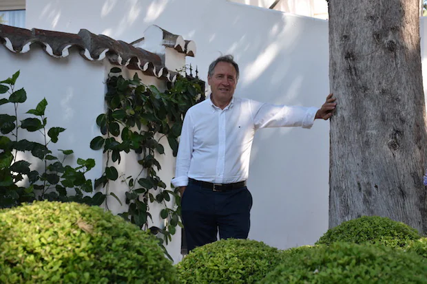 Simón Padilla en los jardines de Marbella Club Hotel / J.J.M.