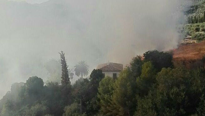 Declarado un incendio de grandes dimensiones en una zona residencial de Jaén