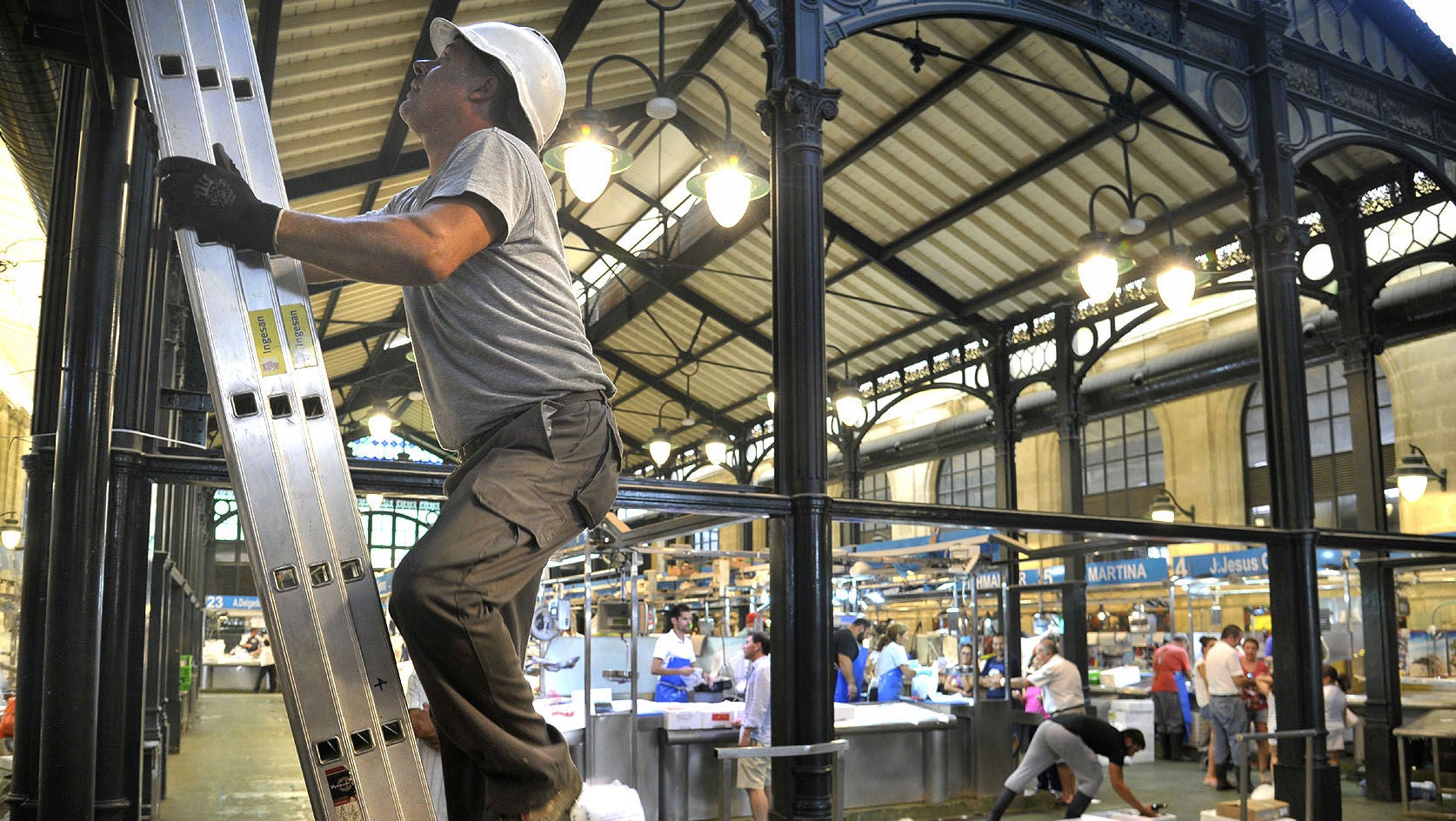 Un operario ultima los preparativos para empezar las obras del mercado de abastos