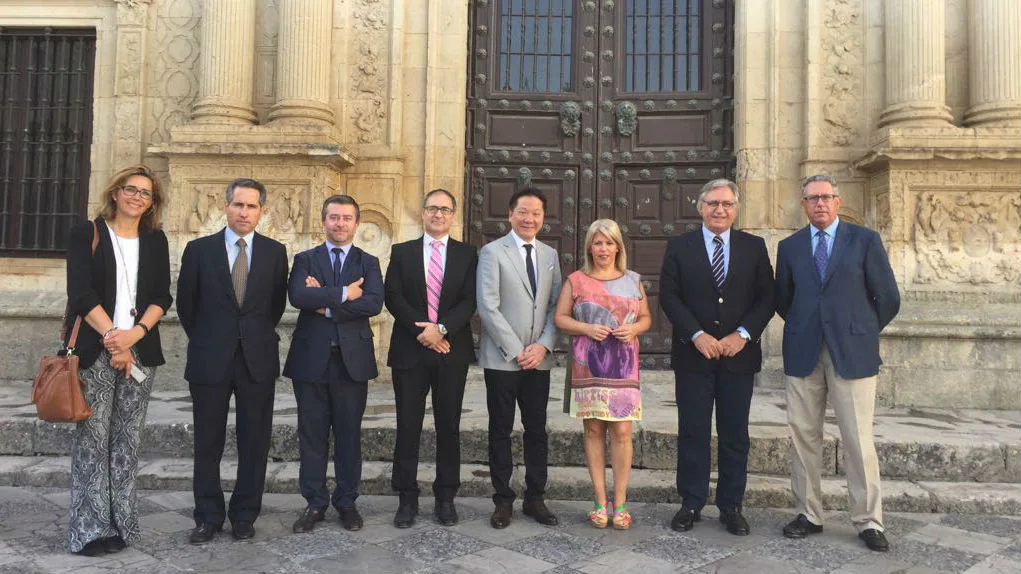 La alcaldesa de Jerez recibe al nuevo propietario de Bodegas Fundador, Andrew Tan