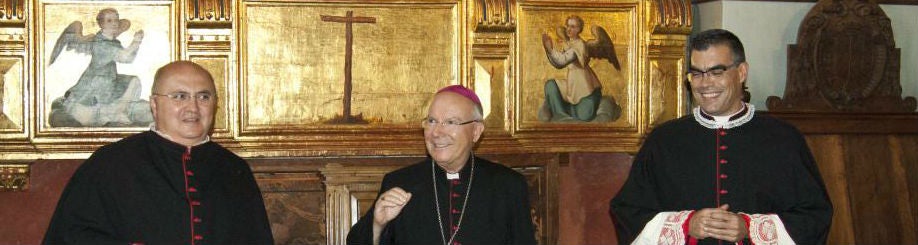 El obispo, en el centro, durante su reunión con el cabildo de la Catedral de Jaén.