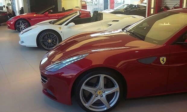 Algunos Ferrari en la exposición de C. de Salamanca en Marbella