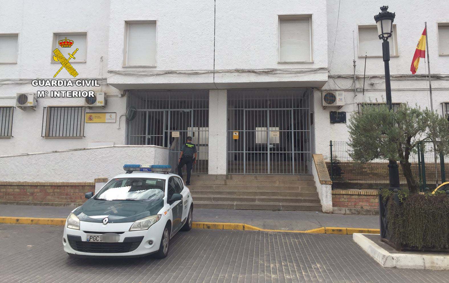 Un agente de la Guardia Civil en el cuartel de Almonte