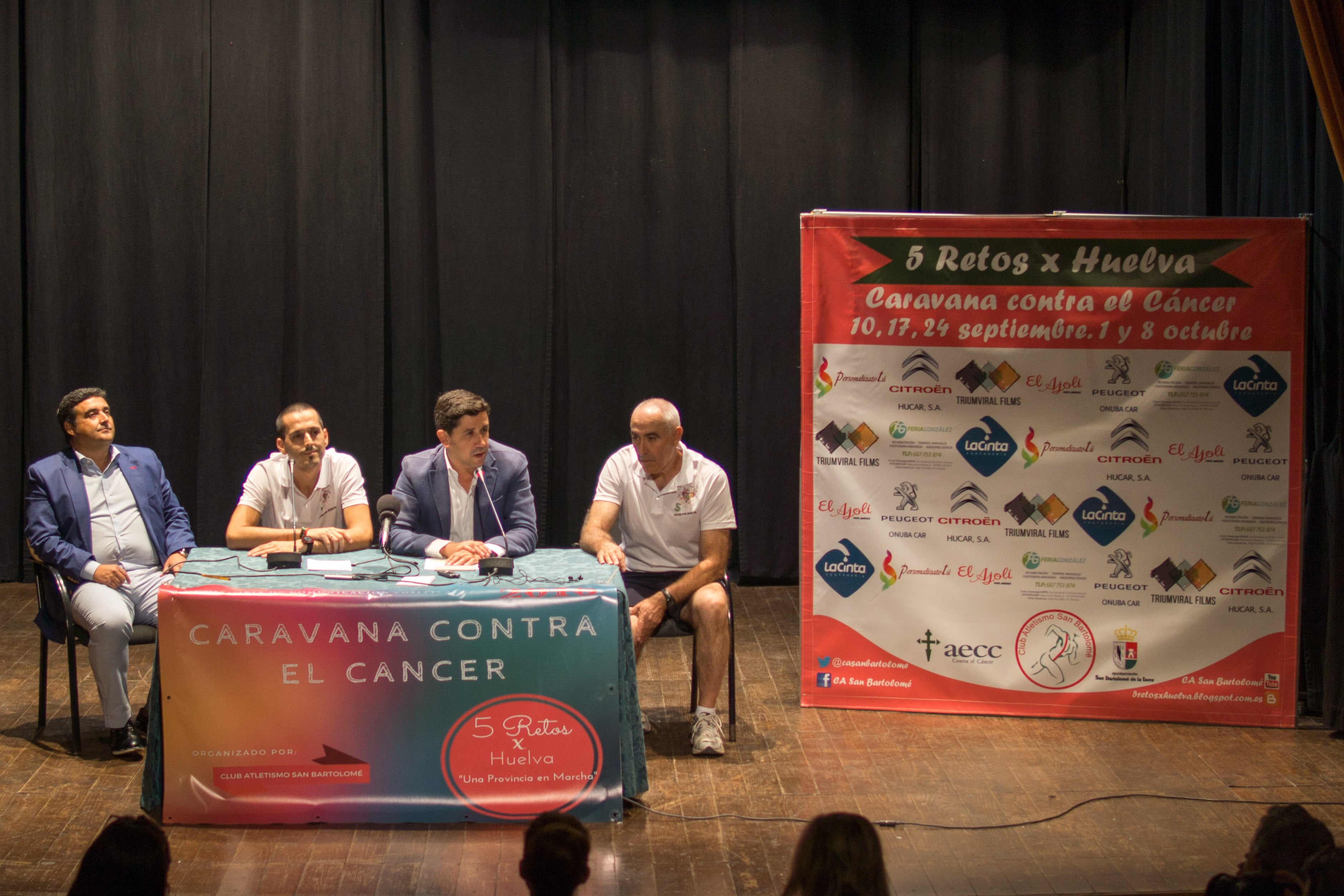 El alcalde y miembros de la organización en la presentación de la campaña