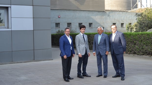 Representantes de la Cámara, FICA y la cementera en las instalaciones de la empresa/ABC