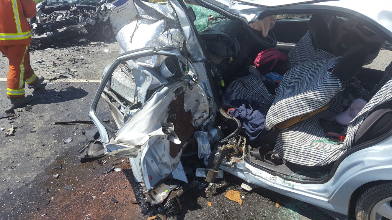 Un vehículo destrozado tras un accidente de tráfico en el Condado occidental de Huelva