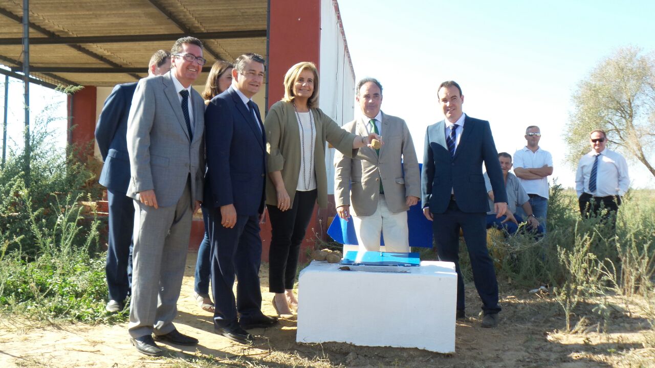 Fátima Bález junto a otras autoridades en la clausura del último de los pozos