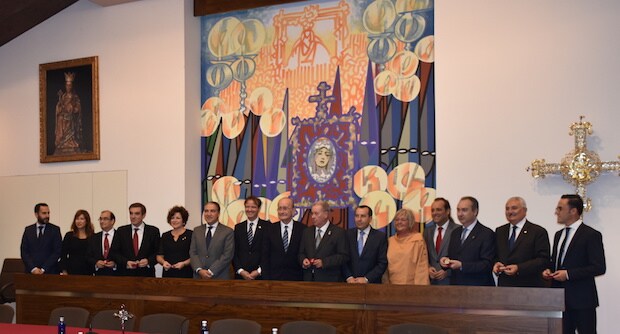 Los representantes de las agrupaciones cofrades andaluzas y las autoridades malagueñas