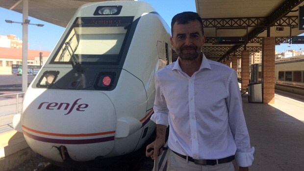 Maíllo, en la Estación Intermodal de Almería, minutos antes de coger el tren