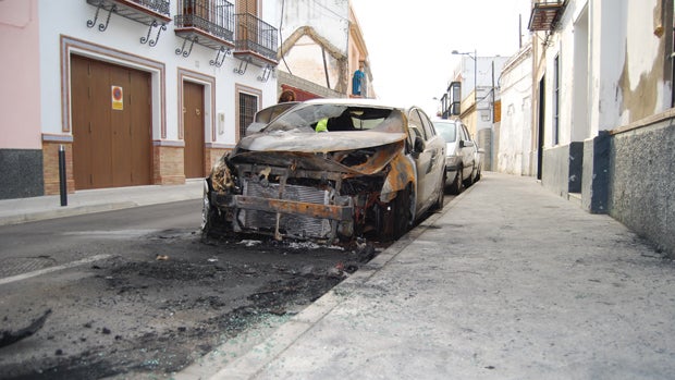 Vehículo calcinado en pleno casco histórico de Dos Hermanas