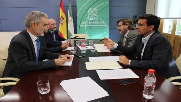 El consejero de Salud, el gerente del SAS, el concejal de Economía y el alcalde de Granada, durante su reunión