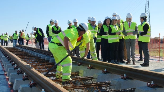 El consejero de Fomento, Felipe López y la alcaldesa de Alcalá, Ana Isabel Jiménez han visitado las obras del tranvía este lunes