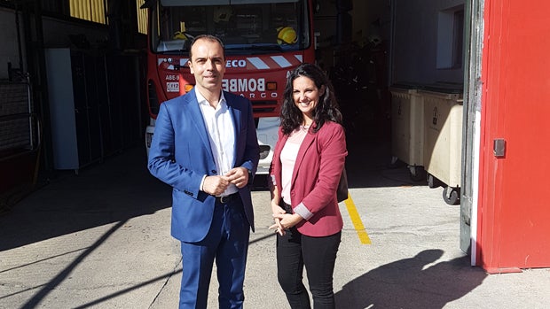 Javier Millán y Ana González, en el parque de Bomberos