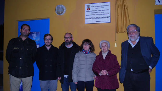 Familiares de Albarrán con el alcalde Toscano