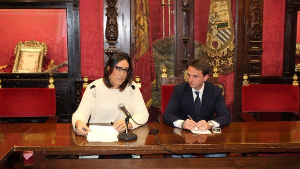 Los concejales populares, María Francés y Juan Antonio Fuentes, durante la rueda de prensa.