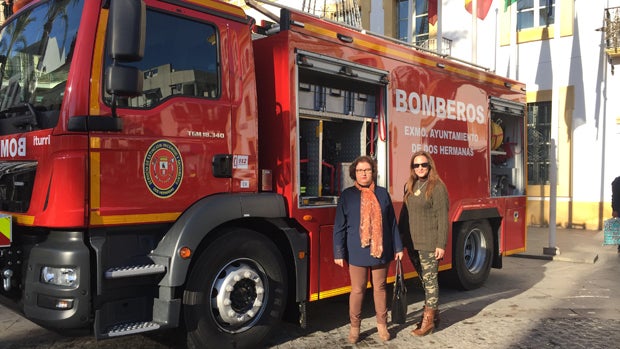 Los populares junto al nuevo camión de Bomberos