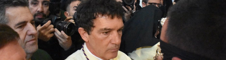 Antonio Banderas ayuda a un compañero en su promesa el Domingo de Ramos