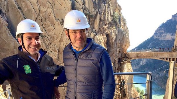 El ministro Rafael Catalá, un turista más en el Caminito del Rey