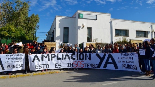 Padres, profesores y alumnos han participado en la protesta