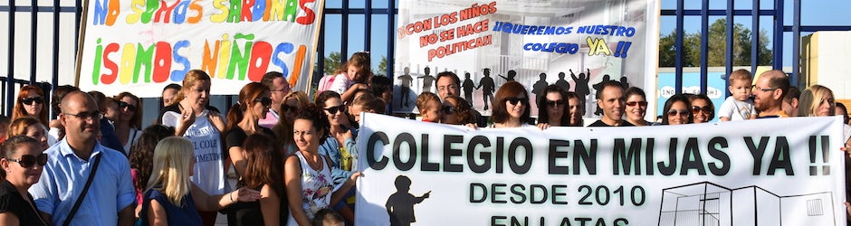 Manifestación en contra de las caracolas en Mijas