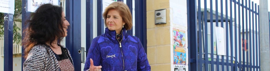 La vicepresidenta Esperanza Oña y Carmen Márquez, concejal del PP de Mijas, en la puerta del colegio