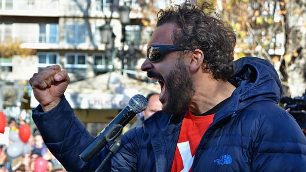 El médico Jesús Candel (Spiriman), durante una de las multitudinarias manifestaciones que ha convocado. / L.R.