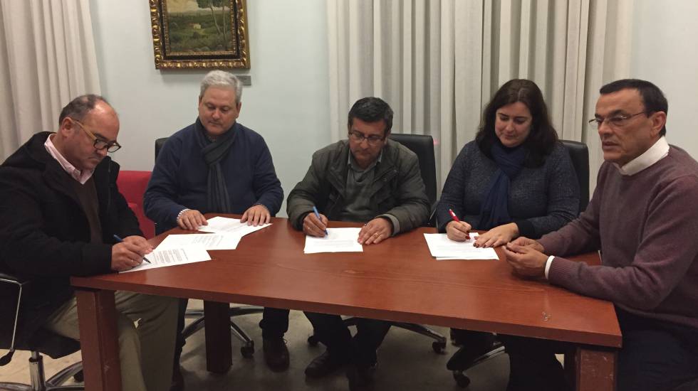 Representantes dePSOE, IU y Sí Se Puede en Aljaraque firmando el acuerdo junto al secretario genera del PSOE