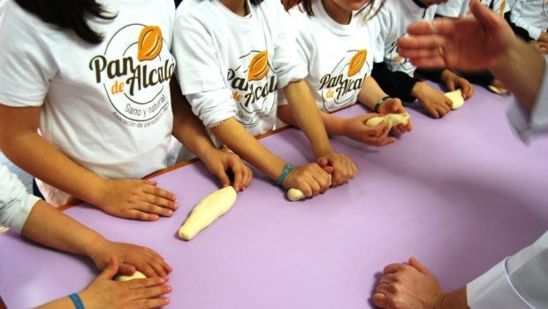 Los niños aprenden a amasar las piezas tradicionales de pan /A.M.