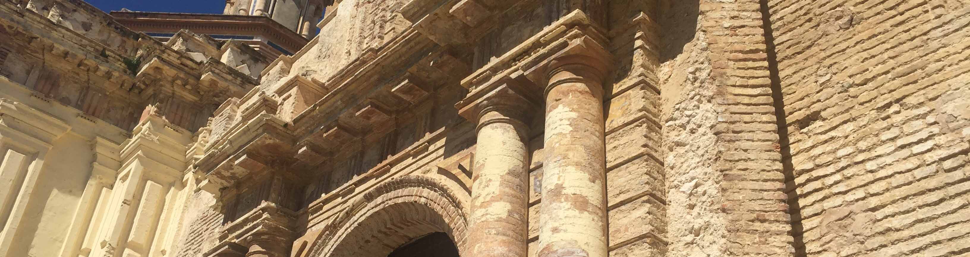 La puerta del sol de la iglesia de Santa María de Utrera