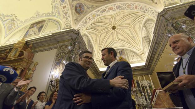 Juan Ignacio Reales y José María Acosta se abrazan tras su proclamación como nuevo hermano mayor de la Matriz