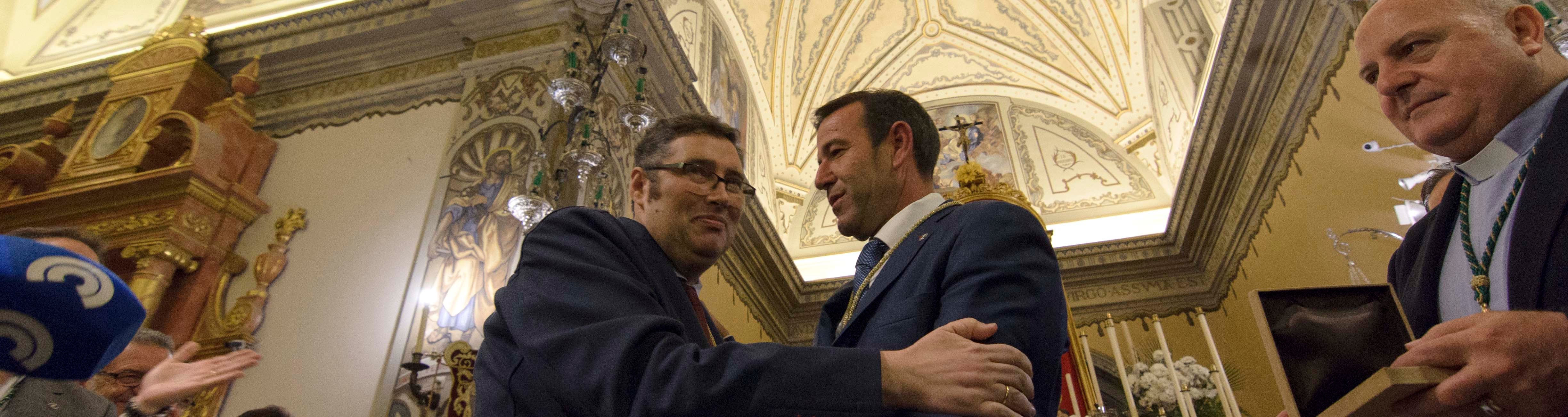 Juan Ignacio Reales y José María Acosta se abrazan tras su proclamación como nuevo hermano mayor de la Matriz