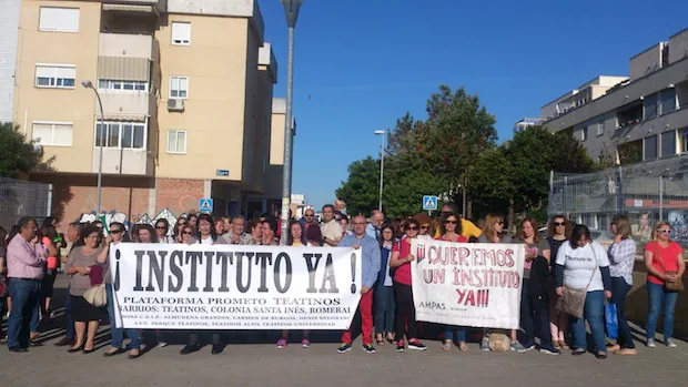 Concentración en la calles de la barriada de Teatinos en Málaga