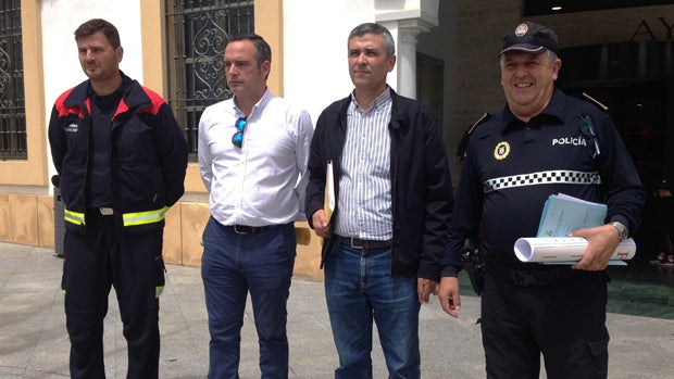 El delegado de Prevención con miembros de Policía Local y Bomberos