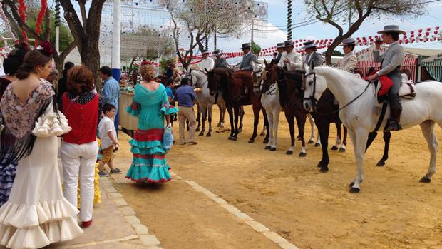 Ambiente en las calles del recinto en la tarde de este miércoles / L.M.