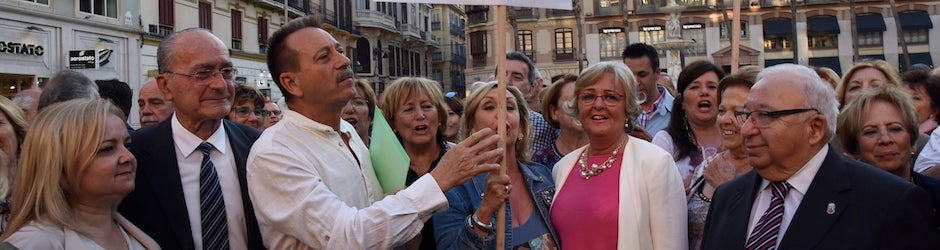 El alcalde, Francisco de la Torre, junto a Antonio Durán –convocante– y parte del equipo de gobierno municipal