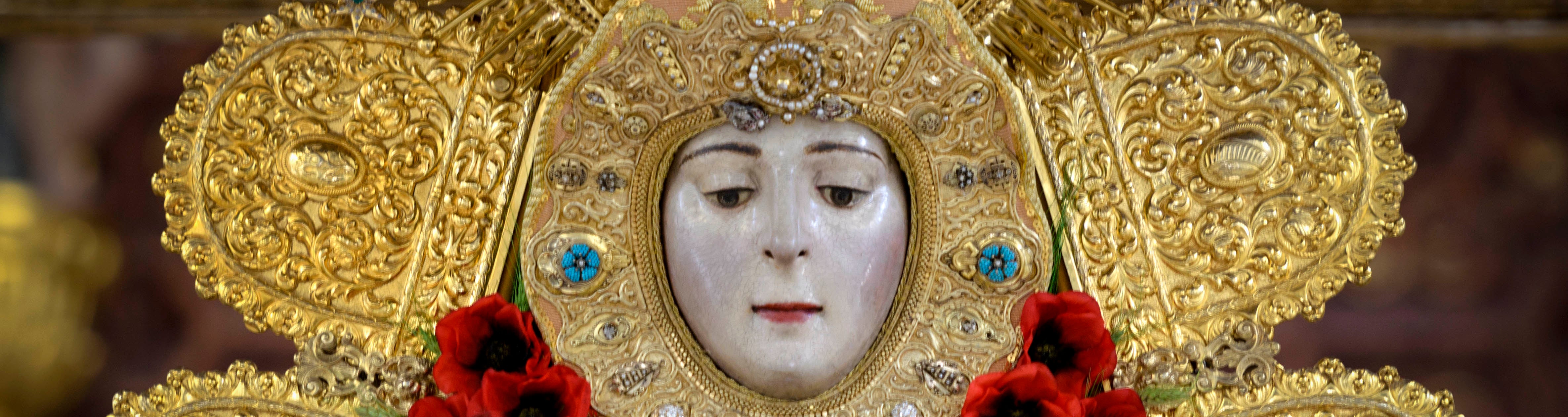 La Virgen del Rocío ataviada para la Romería 2017