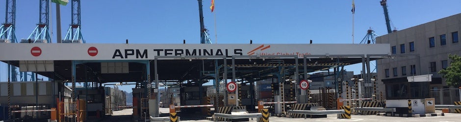 Entrada vacía a la terminal de Maersk