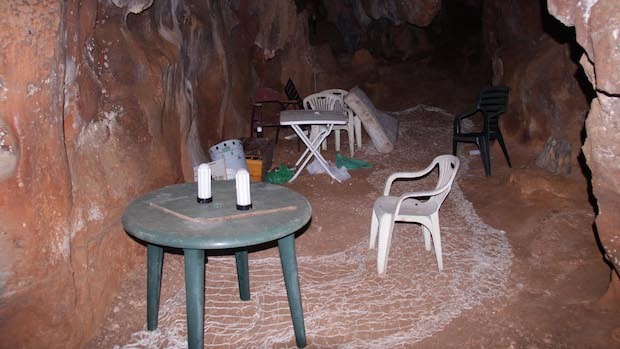 Mobiliario dentro de la Cueva