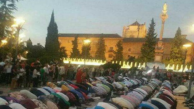 Polémica en Granada por el rezo de musulmanes en un parque público