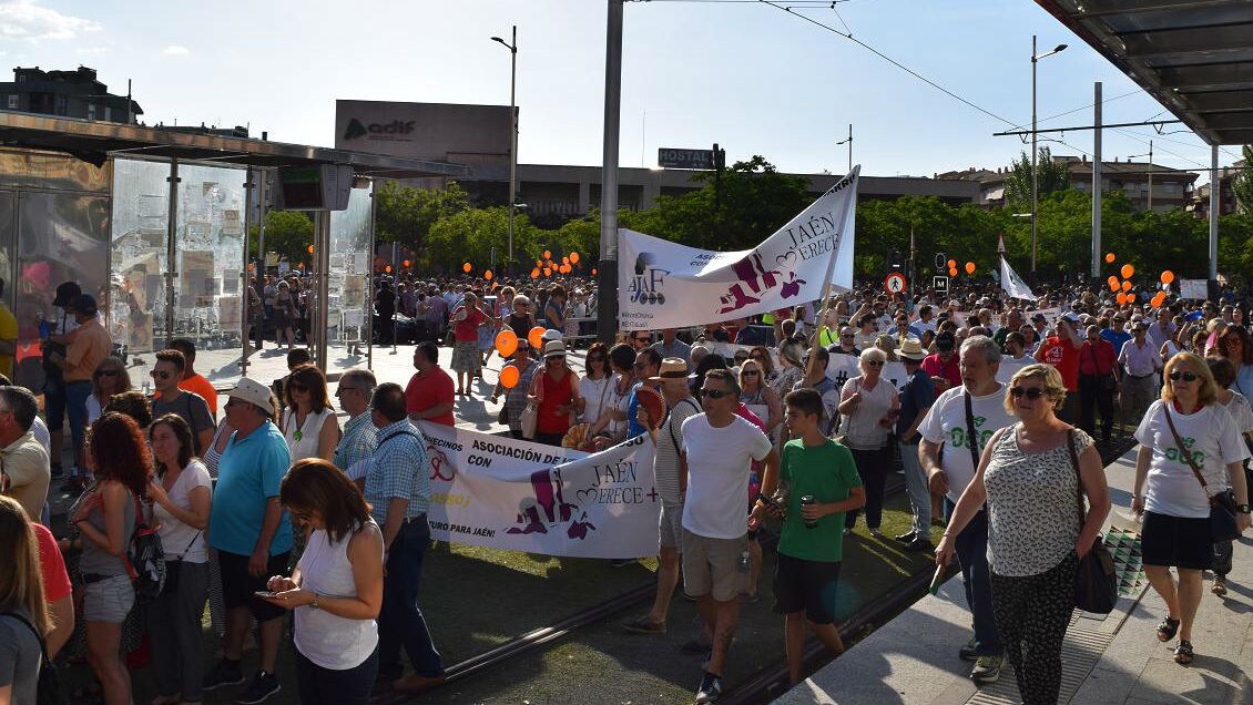 Miles de personas han participado en la manifestación contra la clase política.