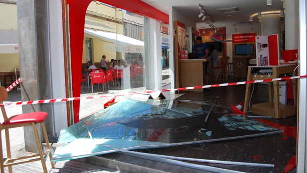 Estado en el que ha quedado el escaparate de la tienda