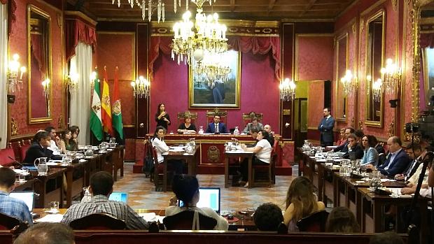 La oposición de Granada acorrala al alcalde mientras él dedica odas al diálogo