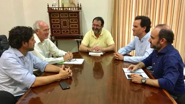 Francisco Casero, de la Fundación Savia ha presentado el proyecto al alcalde de Carmona, Juan Ávila/ABC