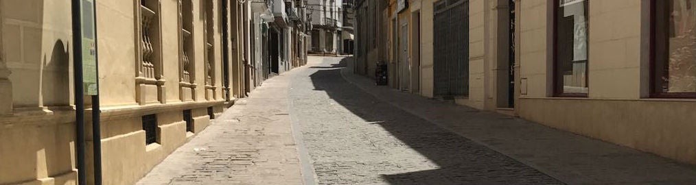 Calle desierta de Villanueva del Arzobispo en torno al mediodía.