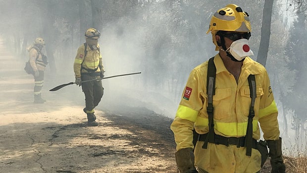 Efectivos del Plan Infoca han trabajado durante toda la noche para controlar el incendio