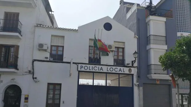 Puerta de la comisaría de Vélez Málaga